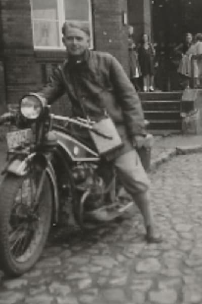 Heinrich W. mit Motorrad